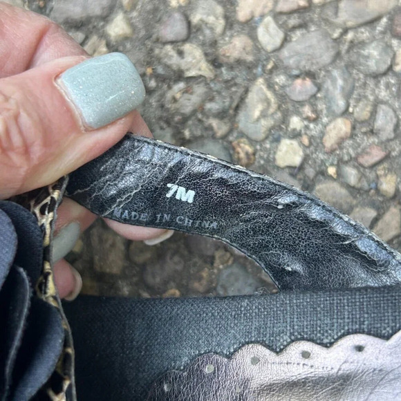 Beverly Feldman Snakeskin Black Rose Floral Thong Heeled Sandals Size 7 - Picture 4 of 9